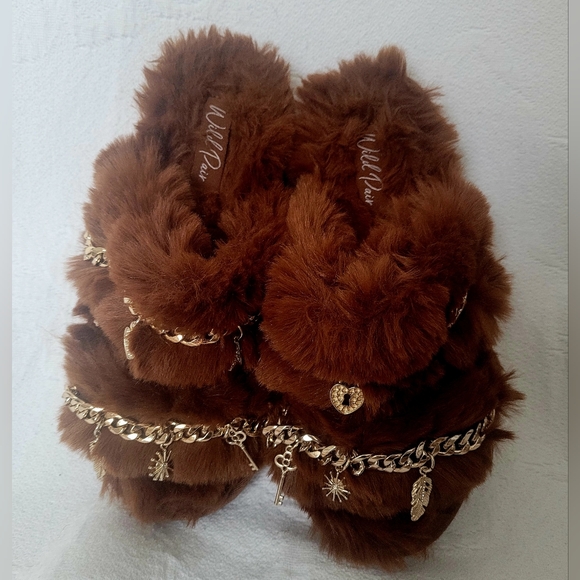 Wild Pair Paiyge Cozy Platform Slide Faux Fur Sandals Gold Chain Charm US 6.5 - Picture 5 of 14